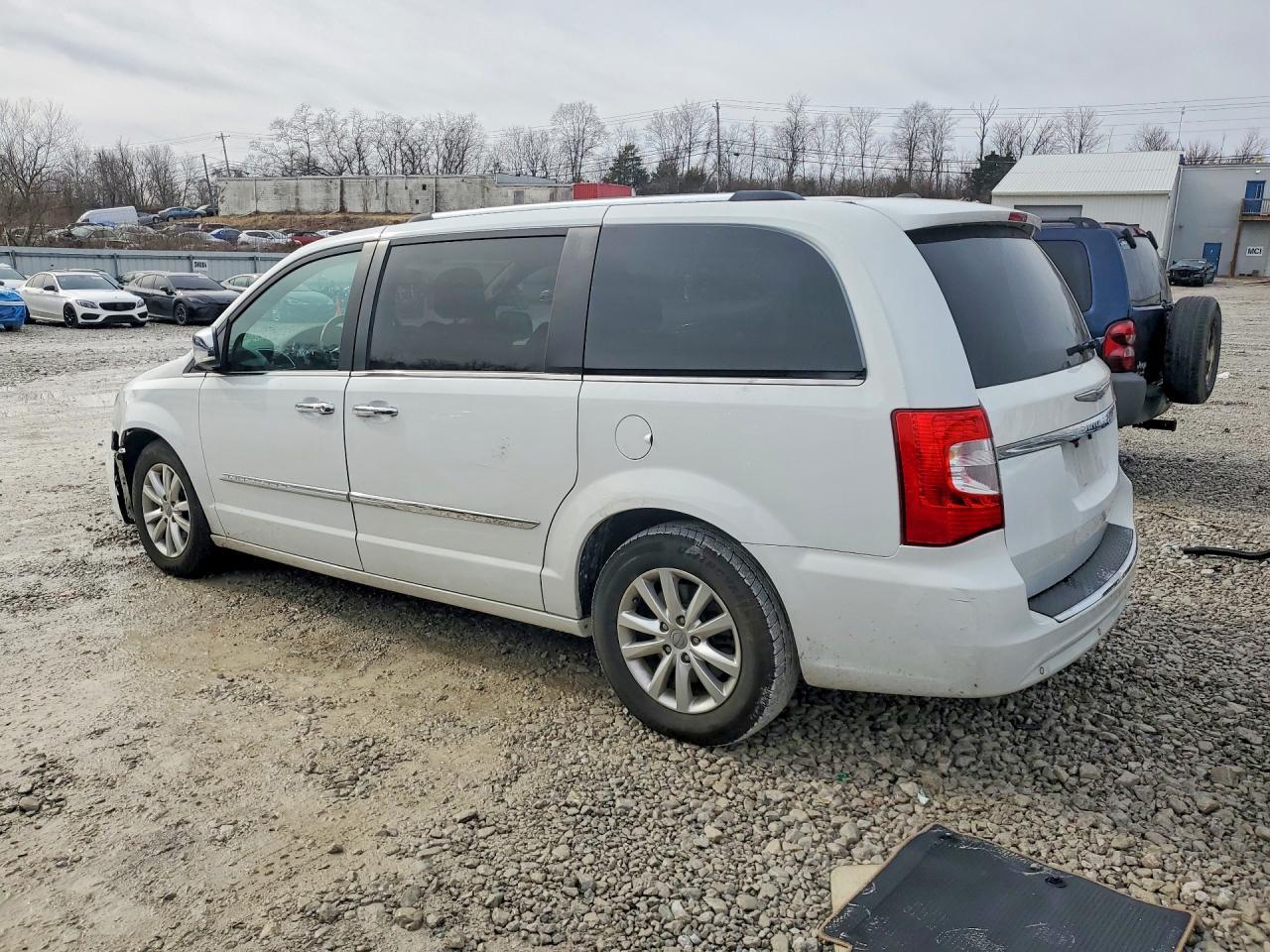 2016 Chrysler Town & Country Limited Platinum - Фото 2