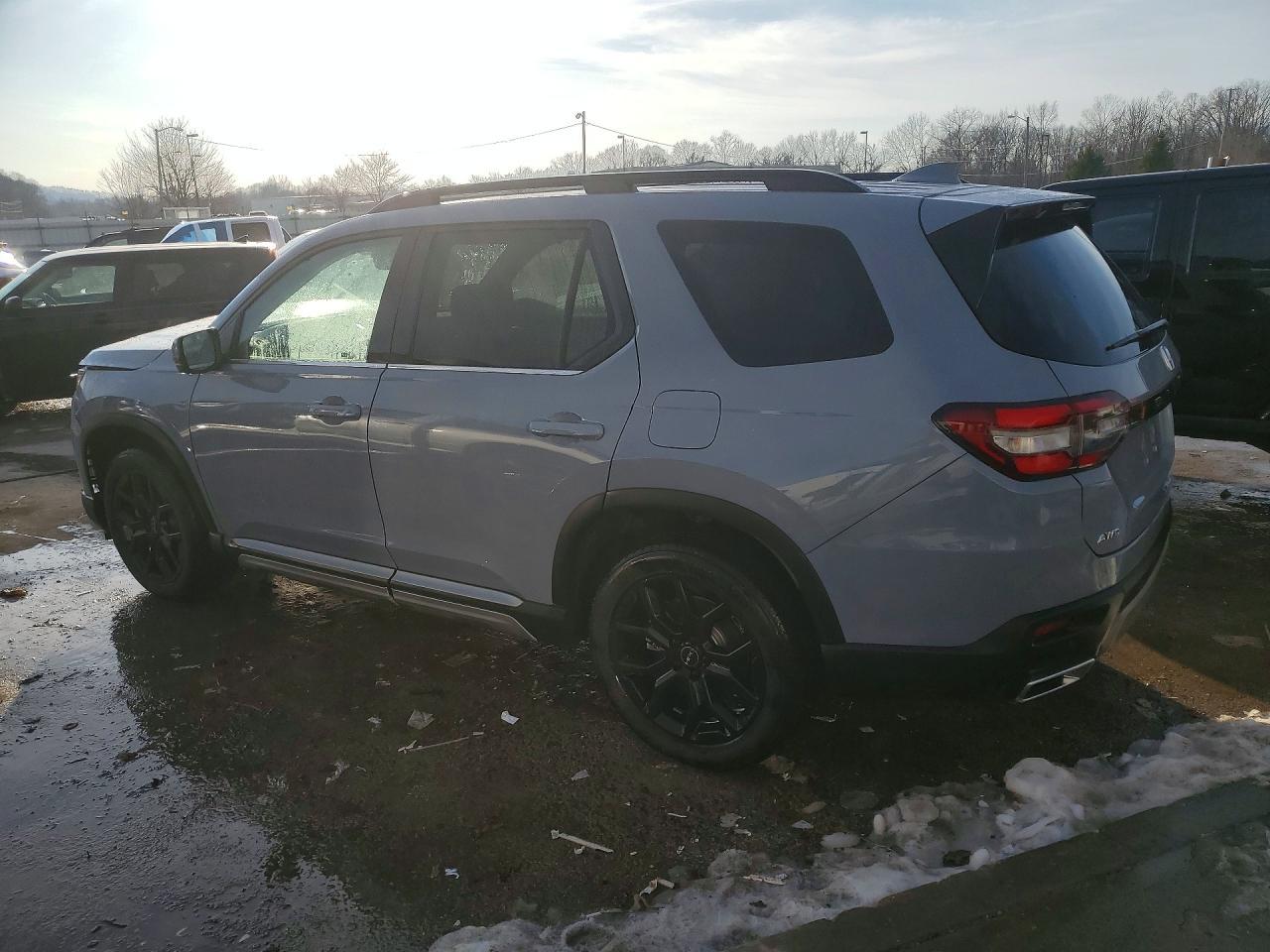 2025 Honda Pilot Touring - Image 2