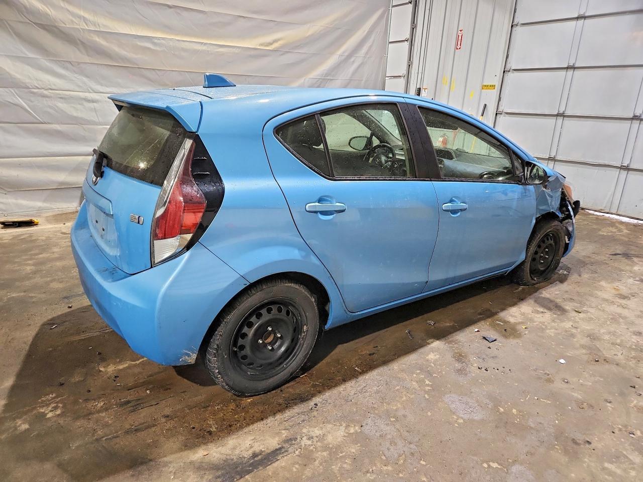2016 Toyota Prius C Two - Фото 3