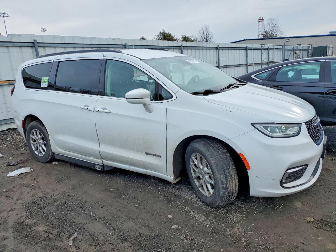 2022 Chrysler Pacifica Touring L - Image 4
