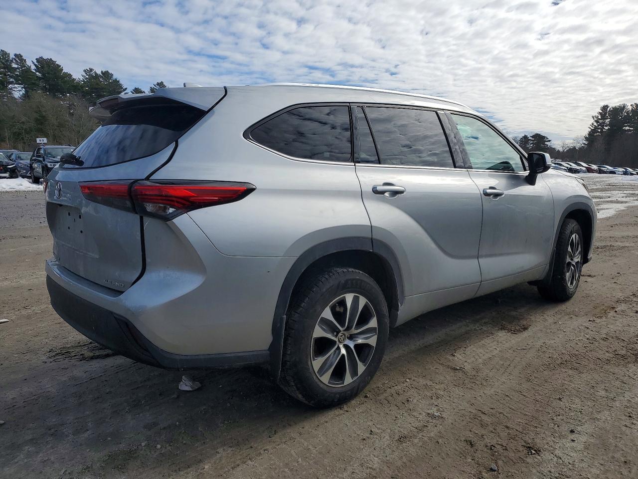 2021 Toyota Highlander Xle - Image 3