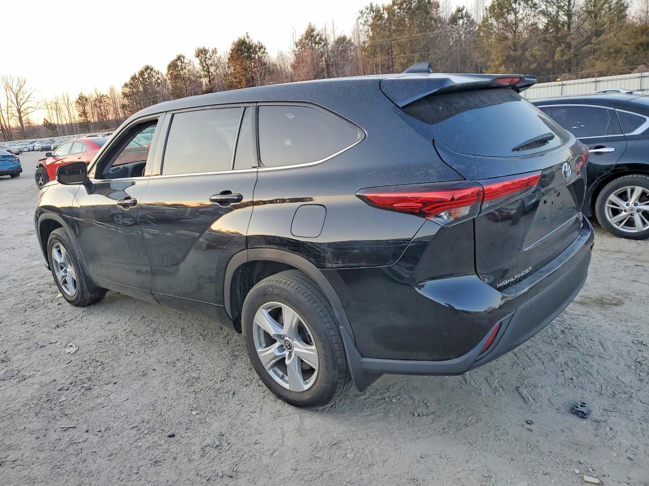 2021 Toyota Highlander L - Фото 2
