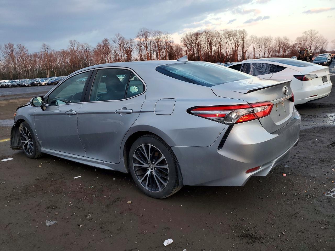 2019 Toyota Camry Se - Фото 2