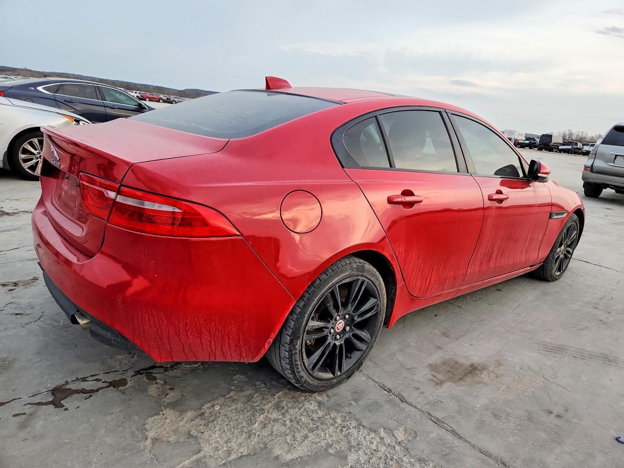 2018 Jaguar Xe Prestige 2Wd 25T 4C 4D Sedan - Фото 3