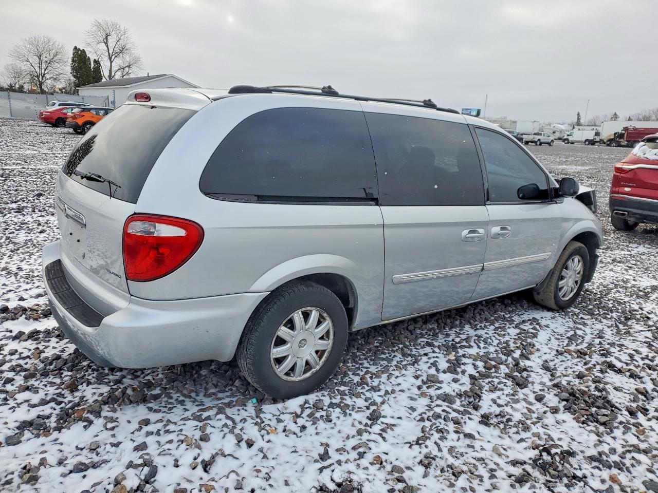 2005 Chrysler Town & Country Touring - Image 3