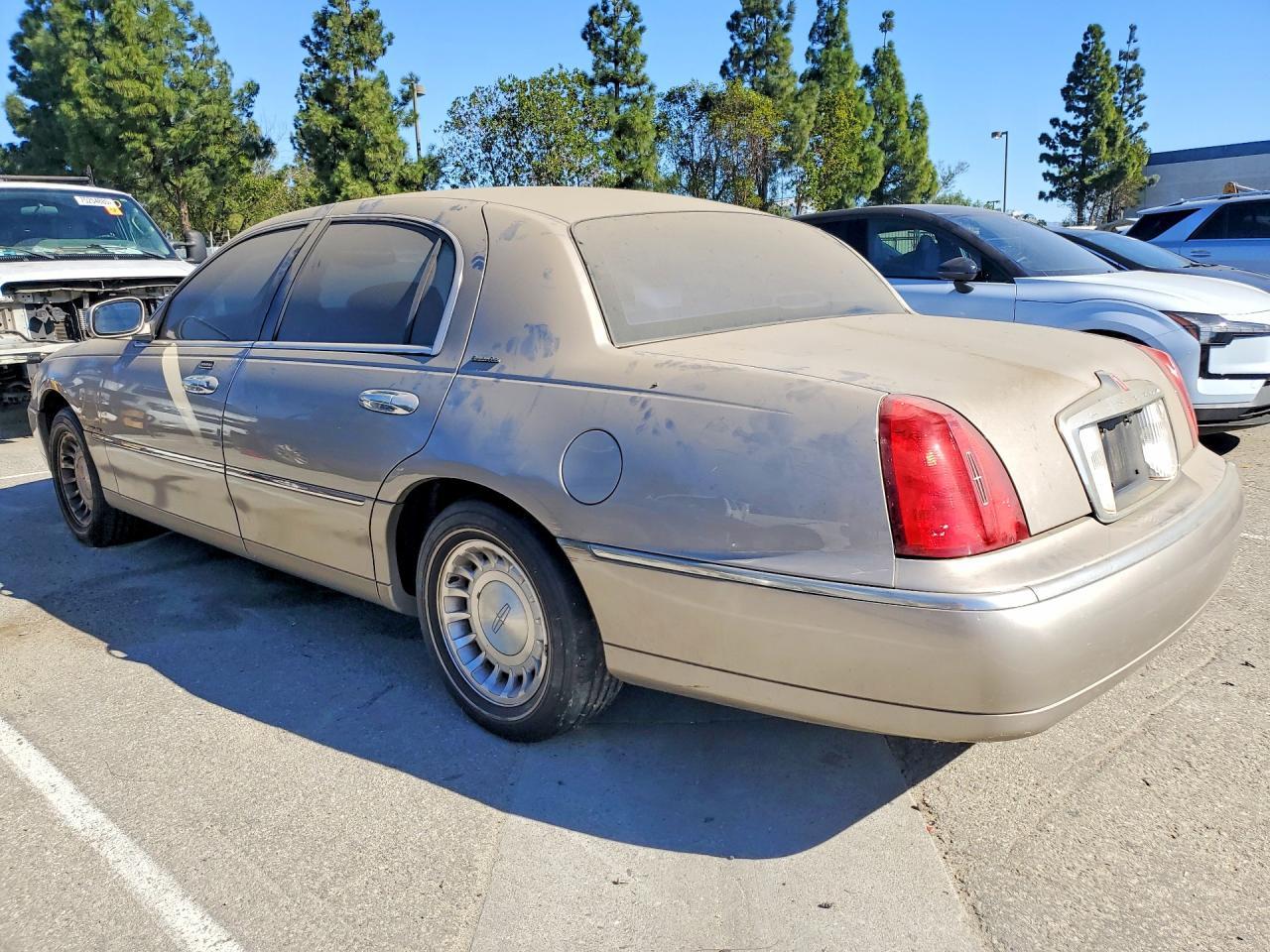 2000 Lincoln Town Car Executive - Фото 2