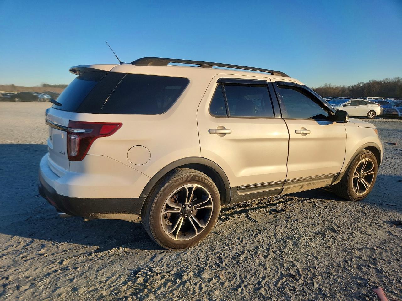 2015 Ford Explorer - Фото 3