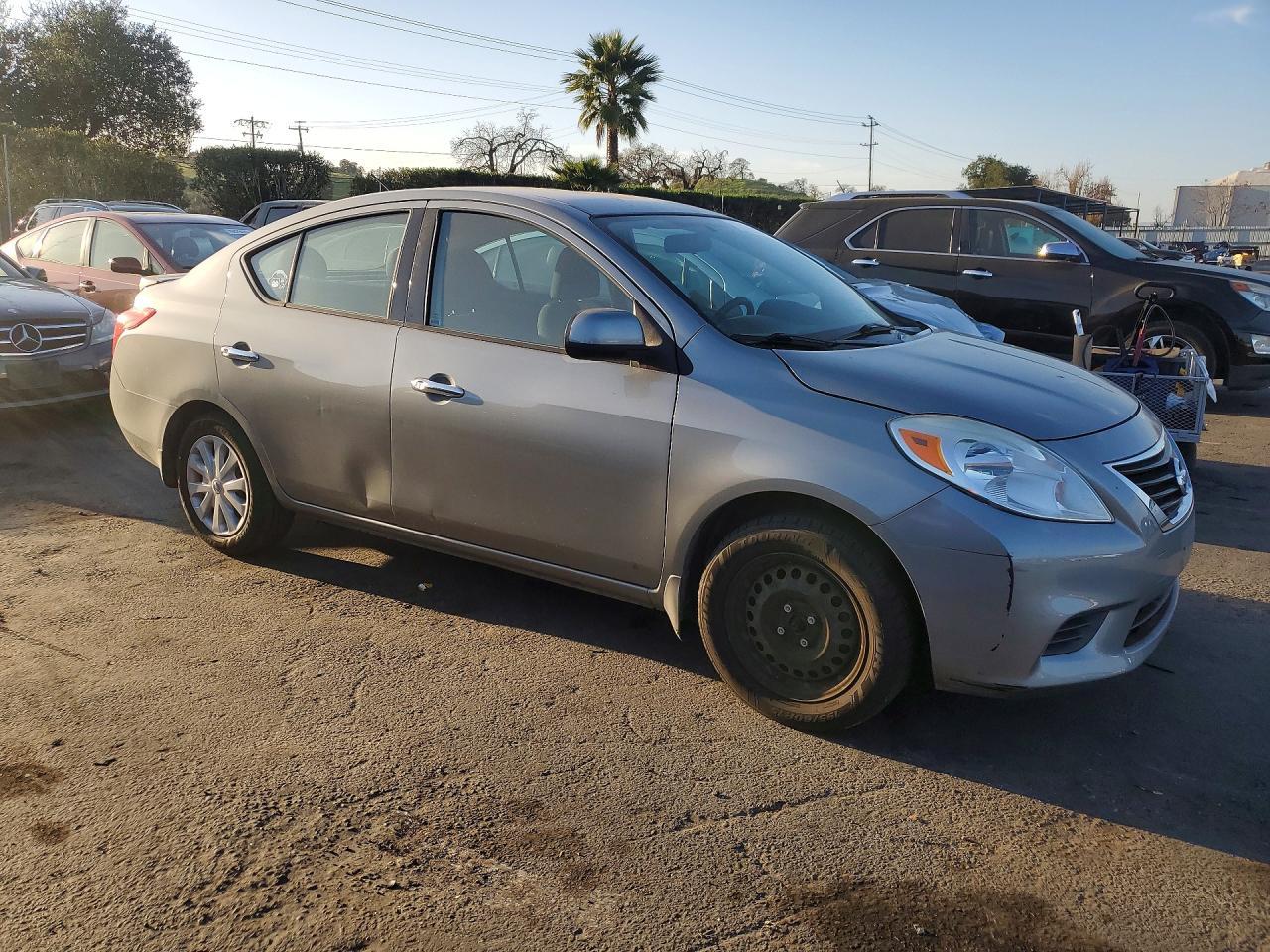 2014 Nissan Versa S - Фото 4