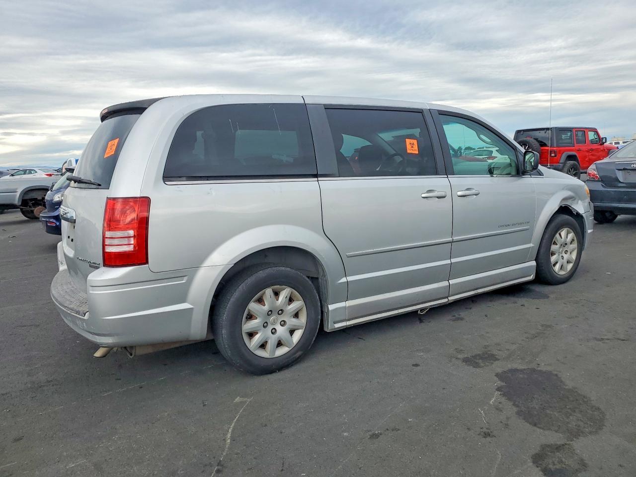 2010 Chrysler Town & Cnt - Image 3