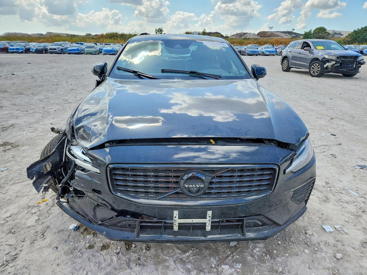 2022 Volvo S60 T8 Recharge R-Design - Image 5