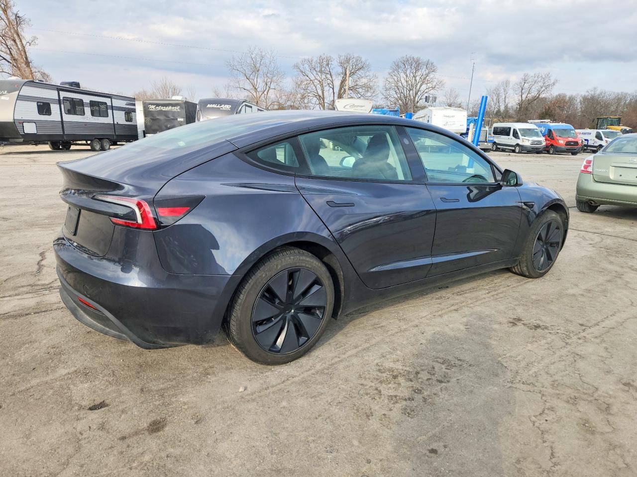 2025 Tesla Model 3 - Фото 3