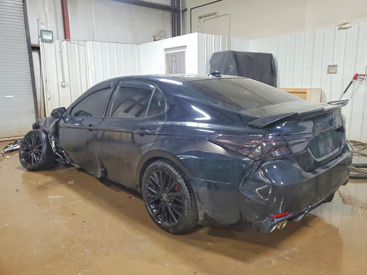 2020 Toyota Camry Xse - Фото 2