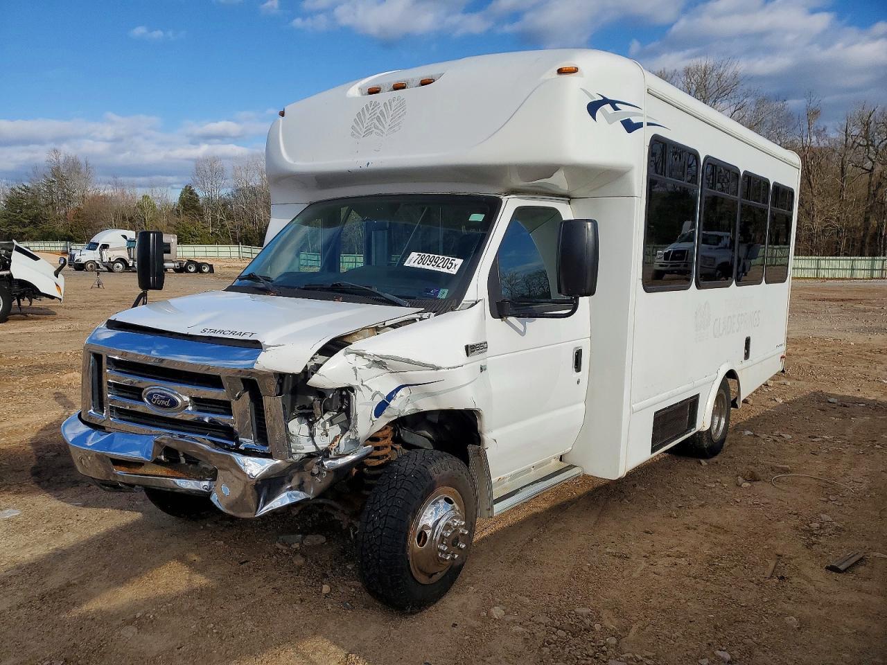 2015 Ford Econoline E350 Super Duty Cutaway Van - Фото 2