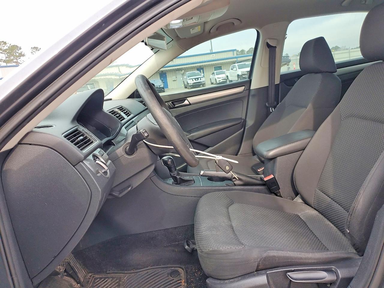 2013 Volkswagen Passat S - Фото 7