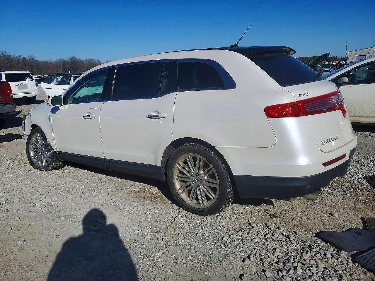2016 Lincoln Mkt - Image 2