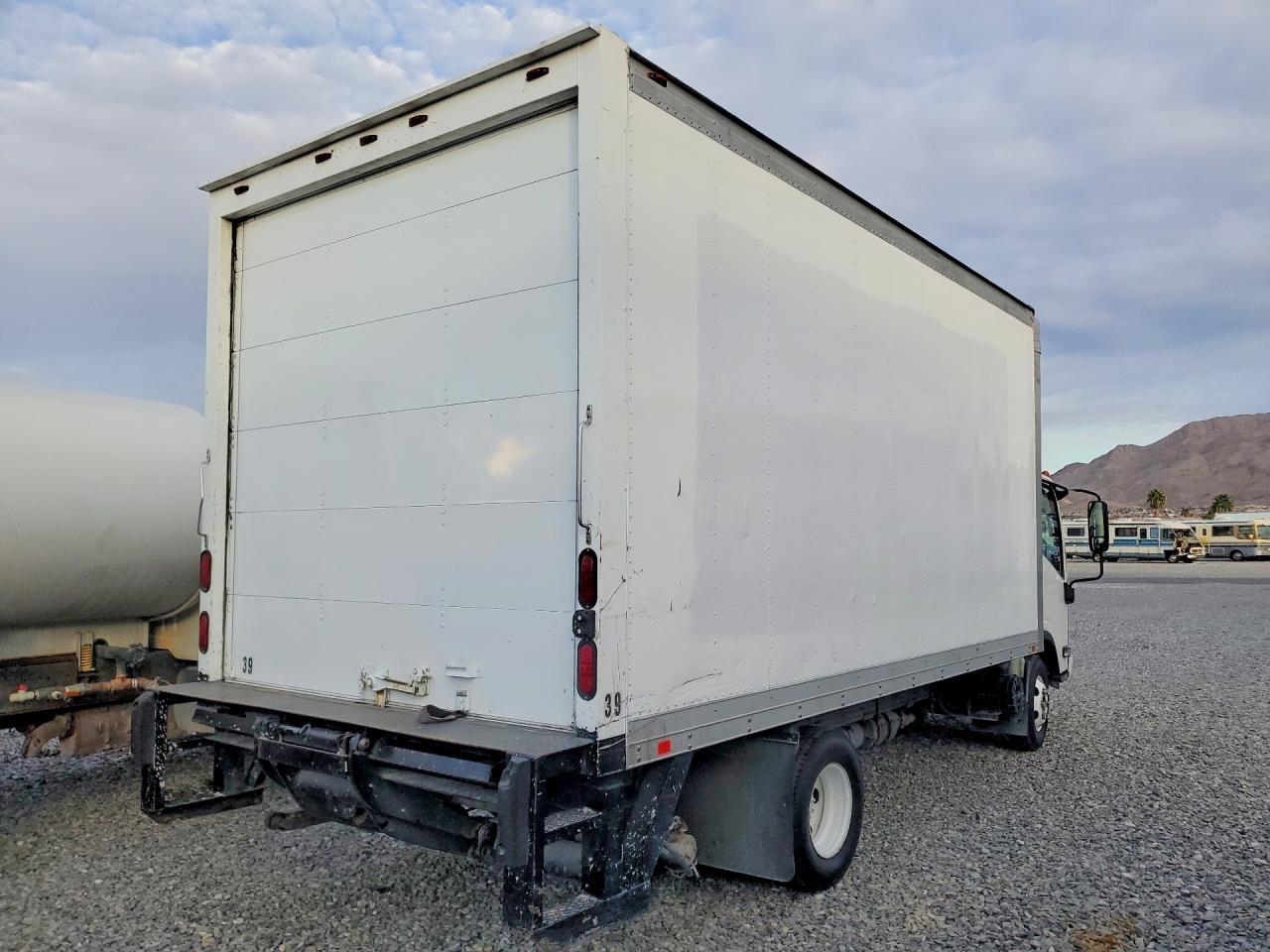 2010 Isuzu Npr Box Truck - Фото 3