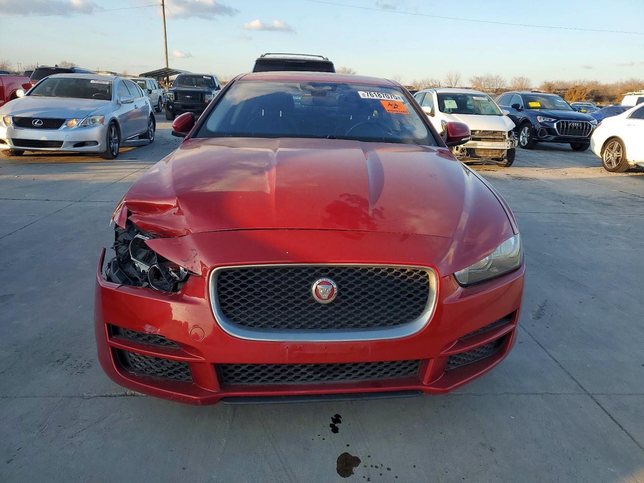 2018 Jaguar Xe Awd Premium Awd 4C 4D Sedan 25T - Фото 5