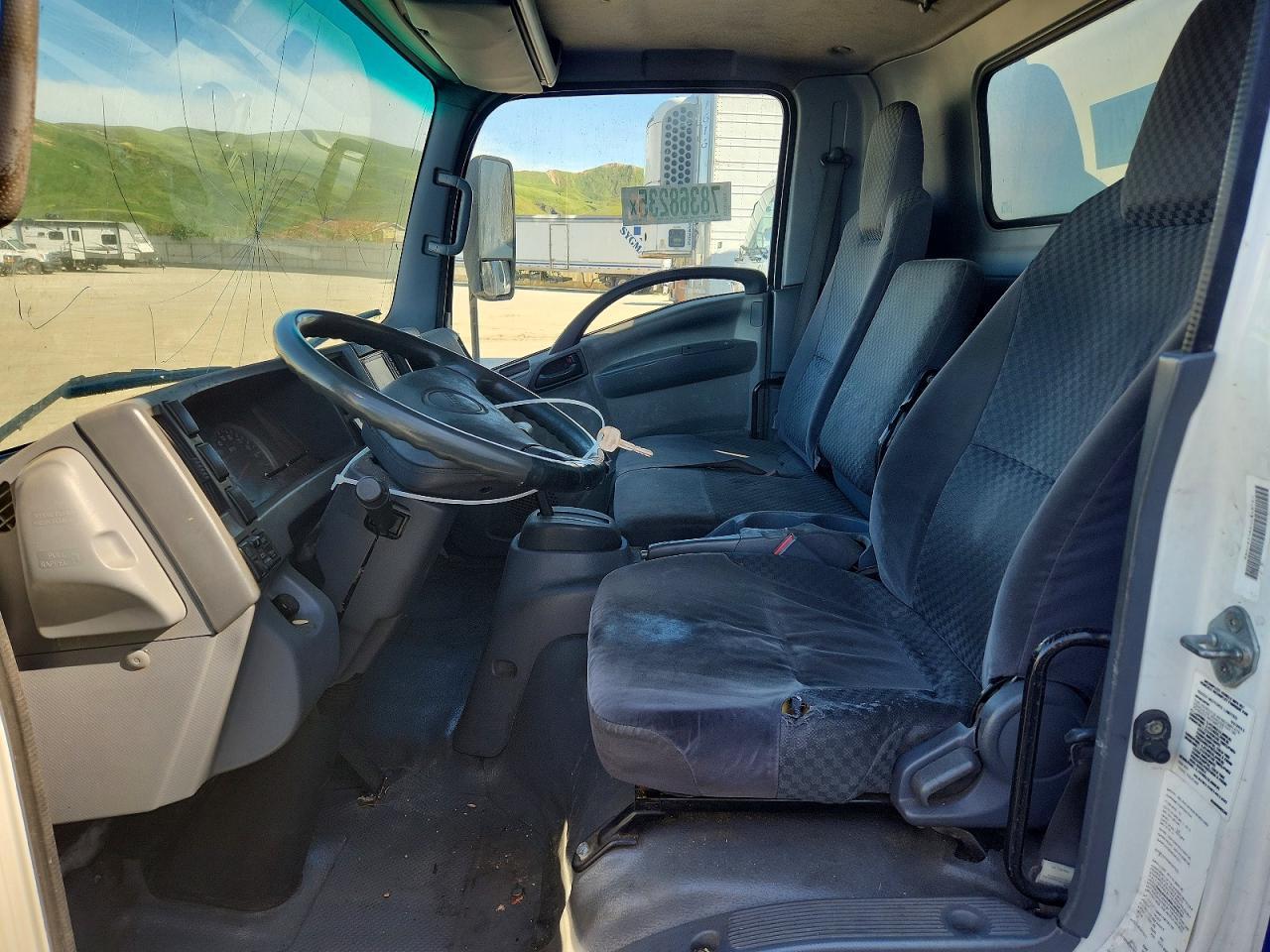 2011 Isuzu Npr Hd Box Truck - Фото 7
