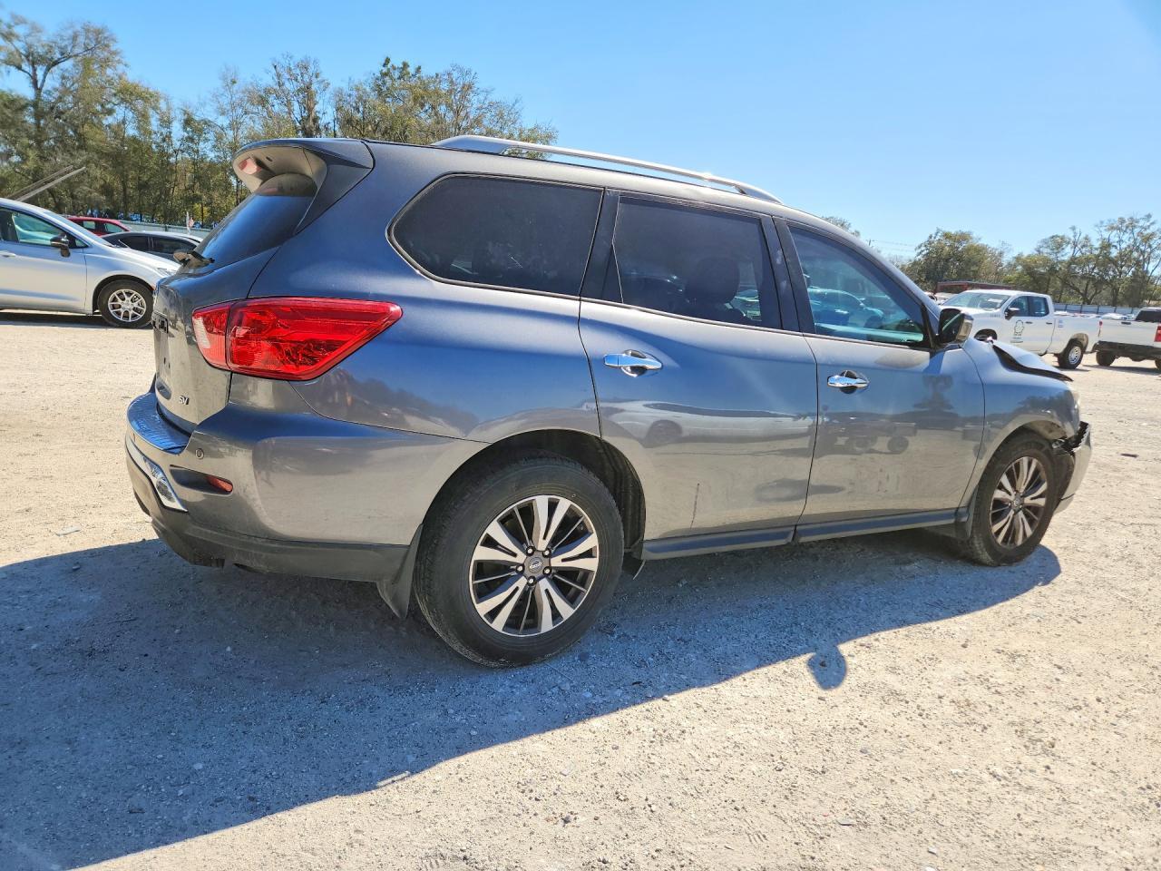 2017 Nissan Pathfinder Sv - Image 3