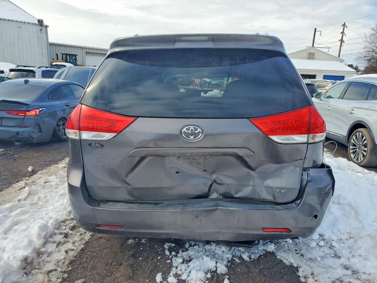 2014 Toyota Sienna Le - Image 6