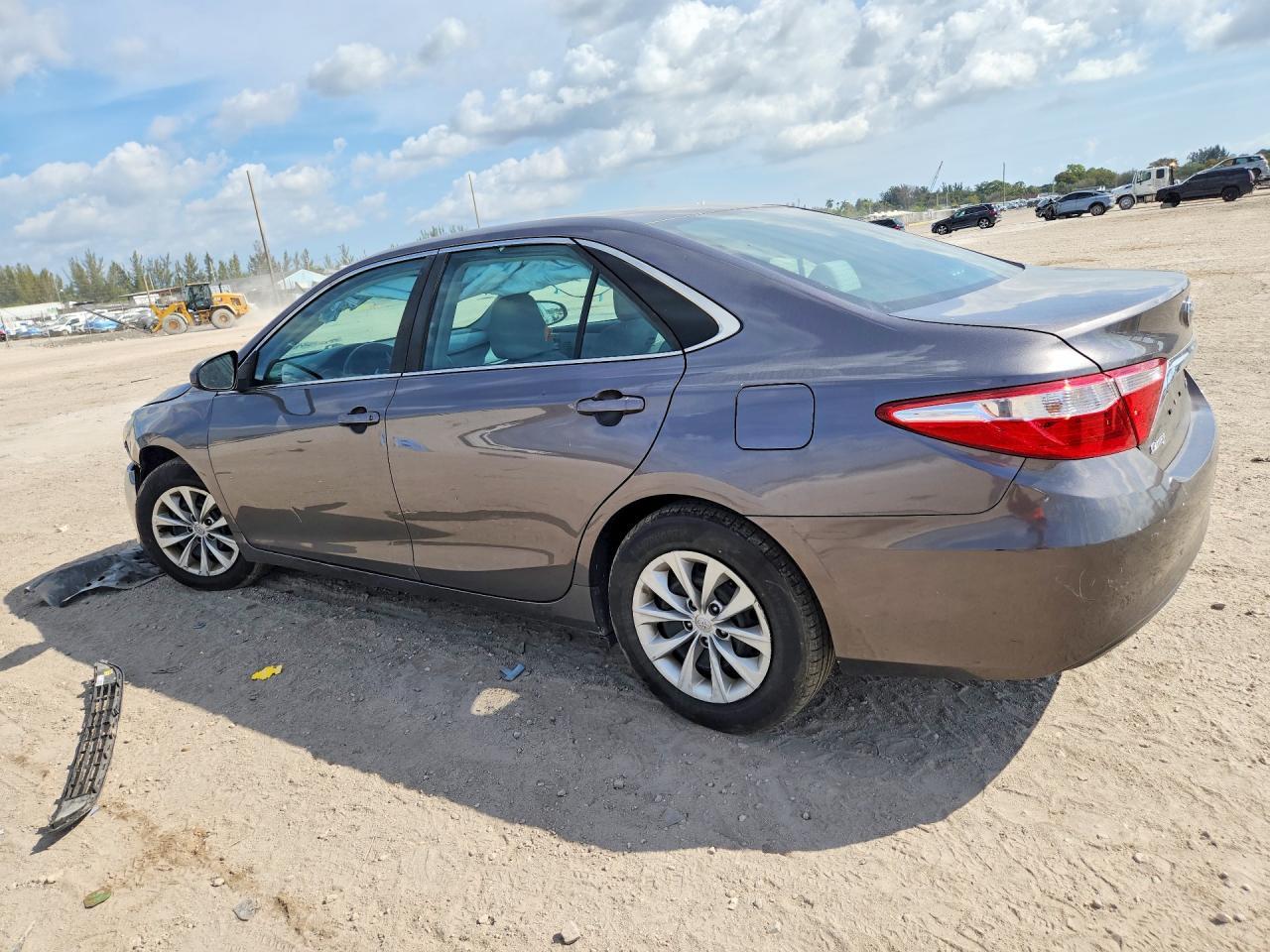 2016 Toyota Camry Le - Фото 2