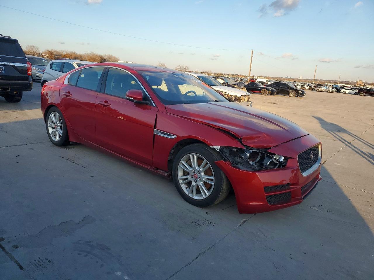 2018 Jaguar Xe Awd Premium Awd 4C 4D Sedan 25T - Фото 4