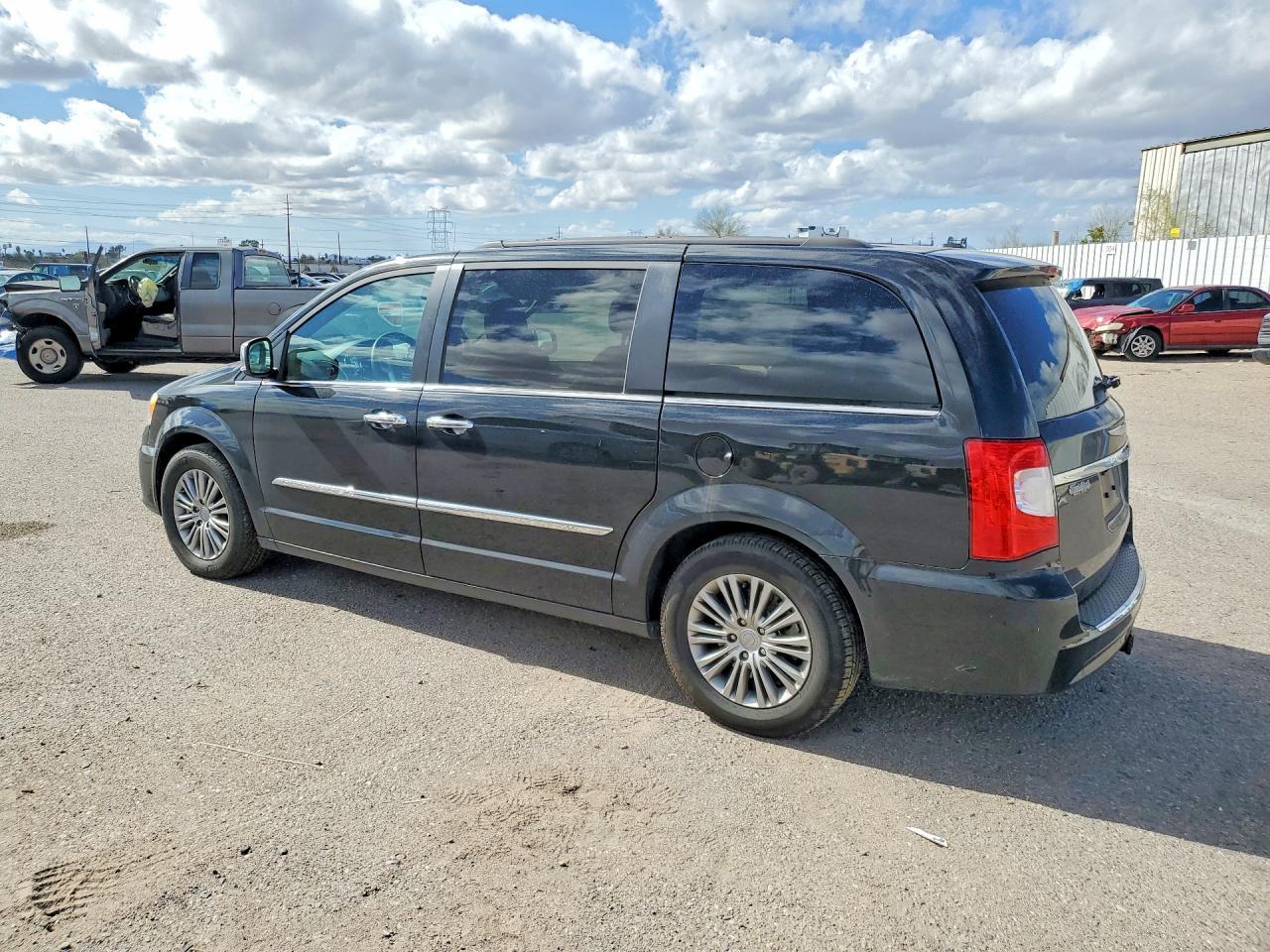 2014 Chrysler Town & Country Touring L - Image 2