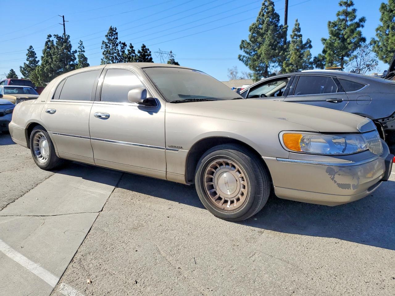 2000 Lincoln Town Car Executive - Фото 4