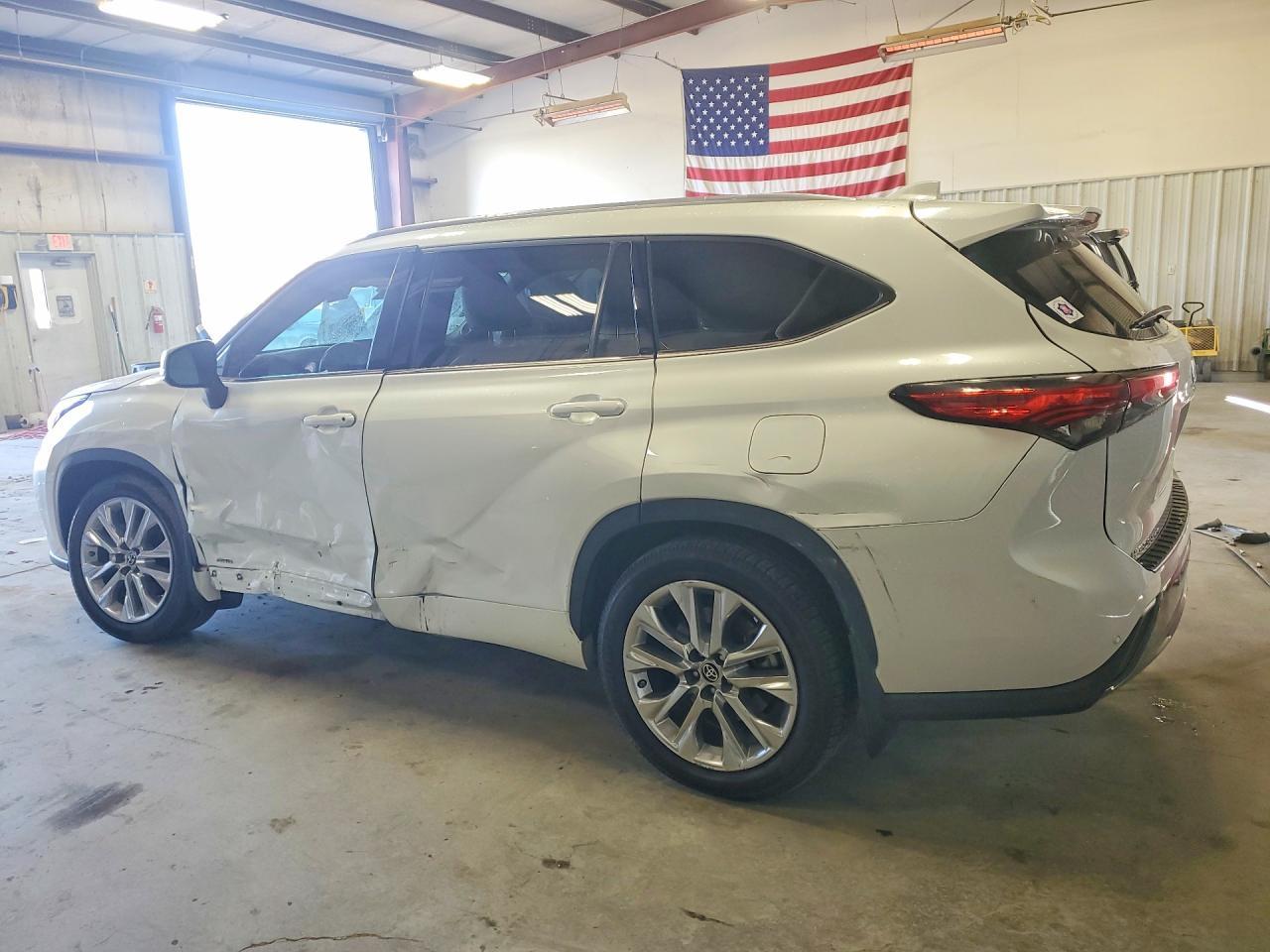 2022 Toyota Highlander Hybrid Limited - Image 2