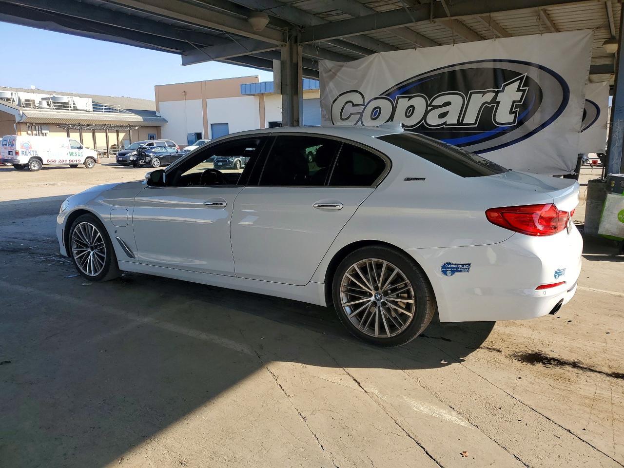 2018 BMW 530Xe - Фото 2