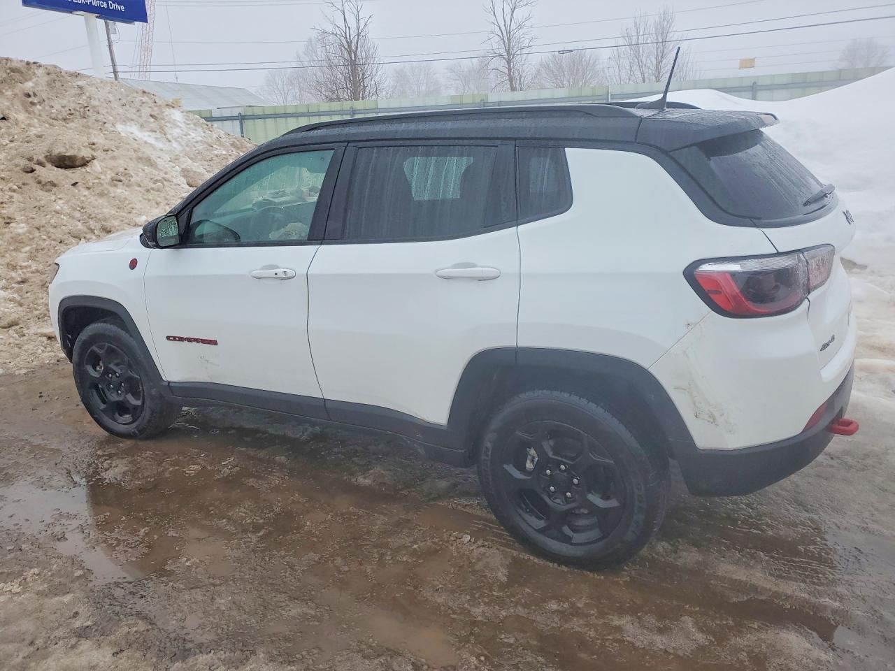 2023 Jeep Compass Trailhawk - Image 2