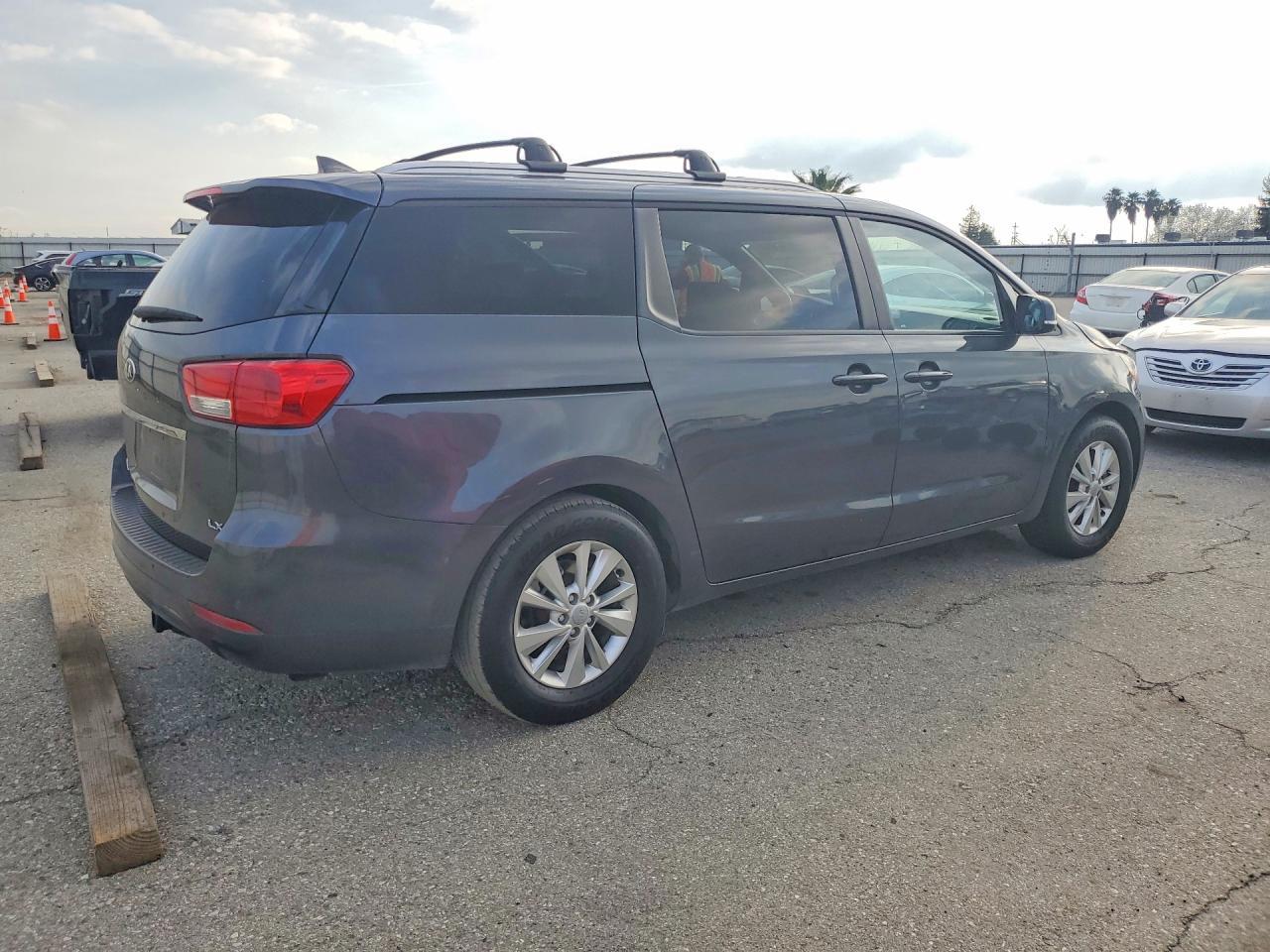 2016 Kia Sedona Lx - Фото 3