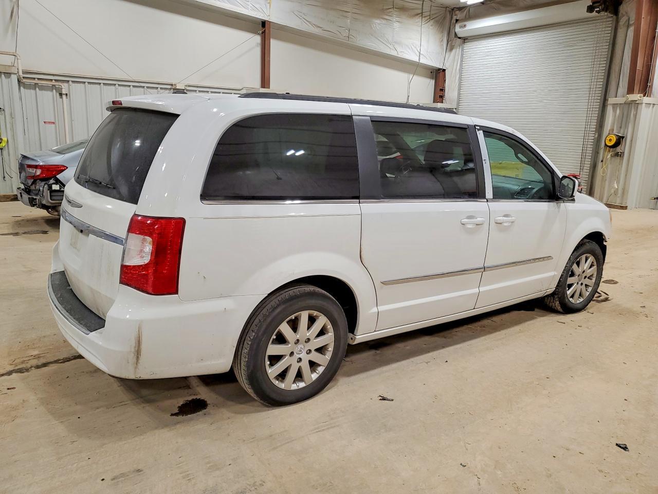 2016 Chrysler Town & Country Touring - Image 3