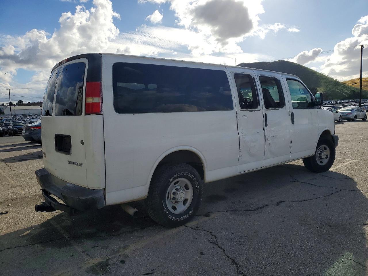 2005 Chevrolet Express Cargo - Image 3