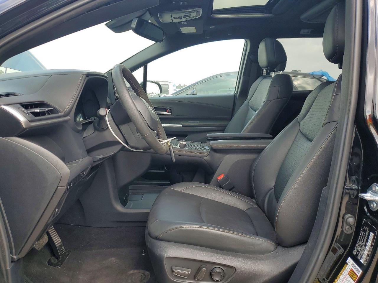 2025 Toyota Sienna Woodland Edition - Image 7