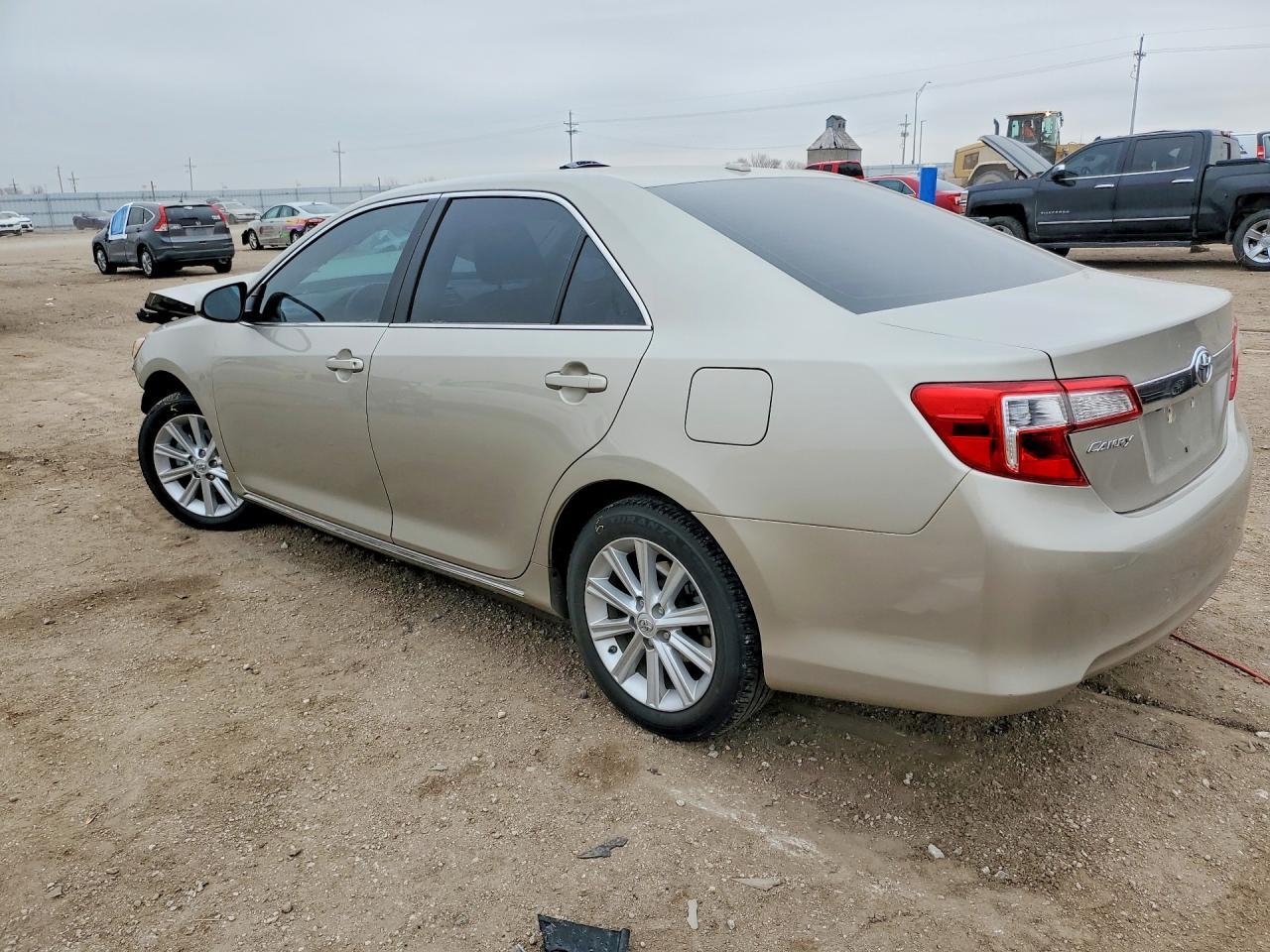 2013 Toyota Camry - Фото 2