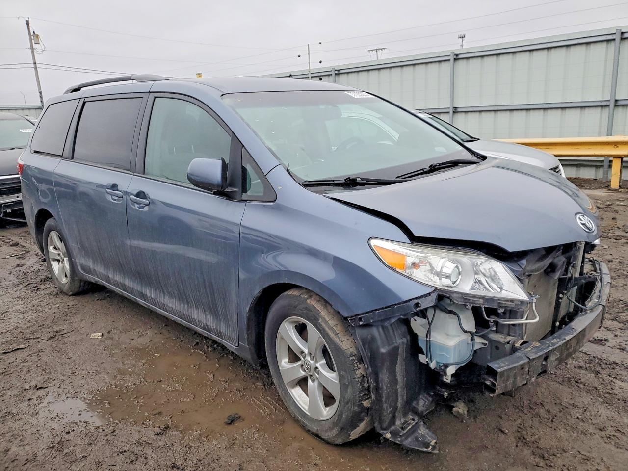 2015 Toyota Sienna Le - Фото 4