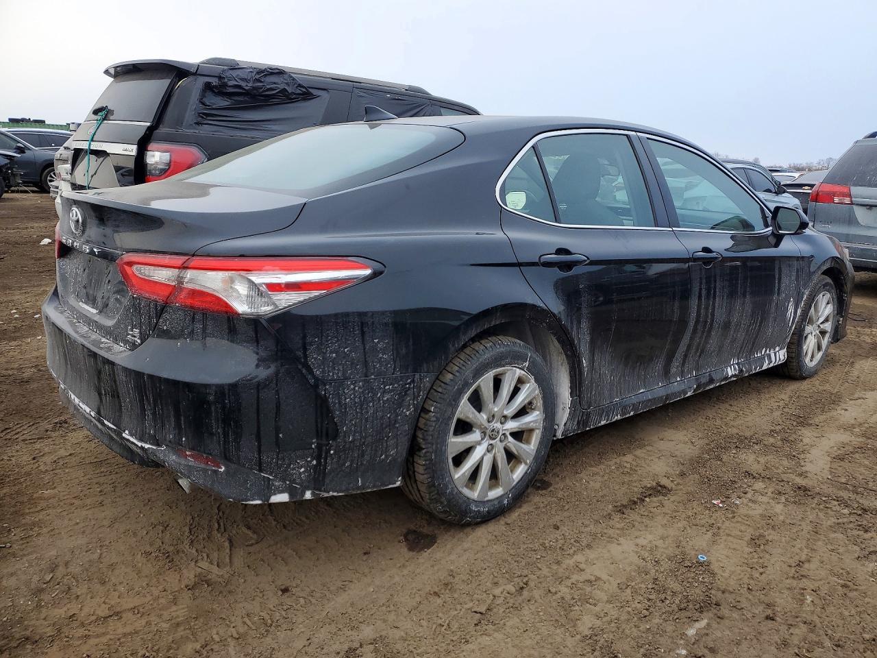 2020 Toyota Camry Le - Фото 3
