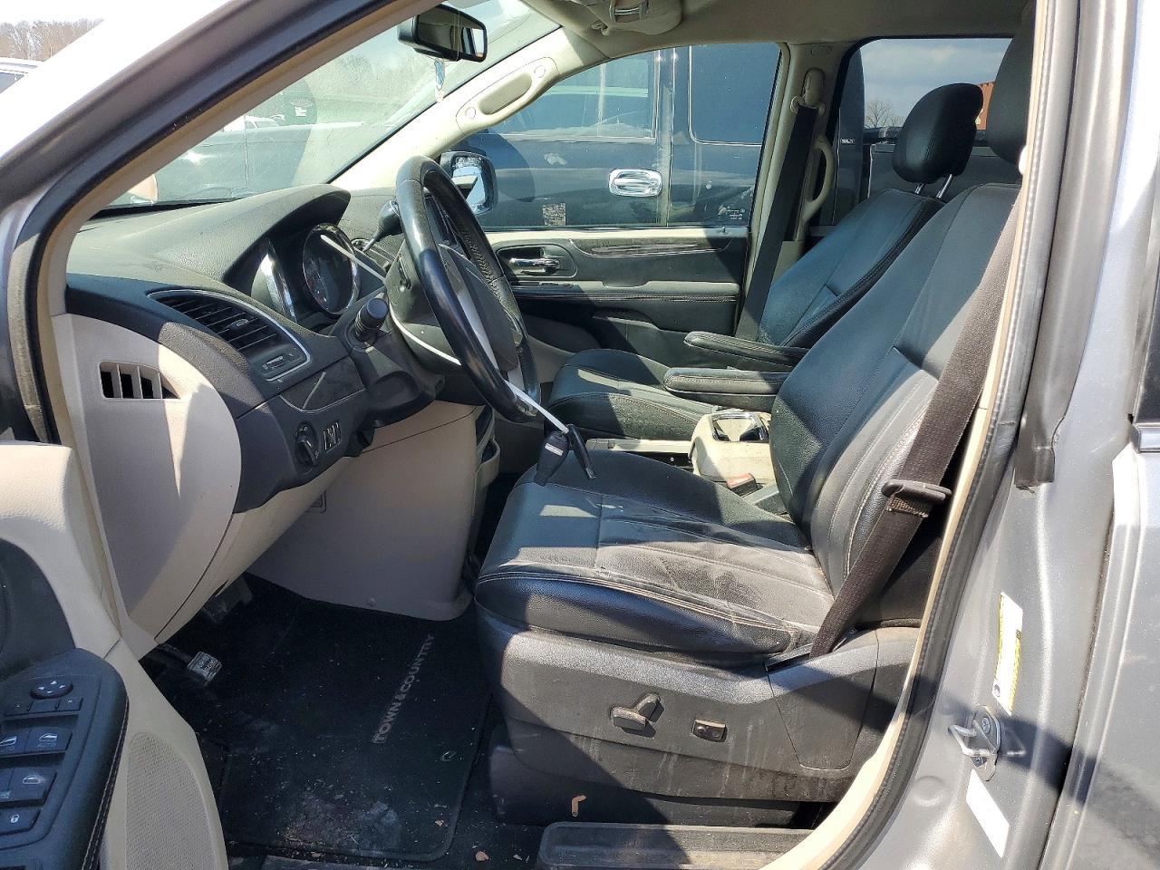 2014 Chrysler Town & Country Touring - Image 7