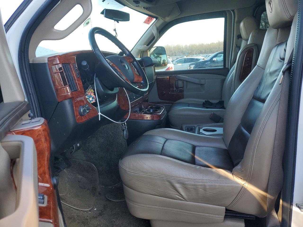 2017 GMC Savana - Фото 7
