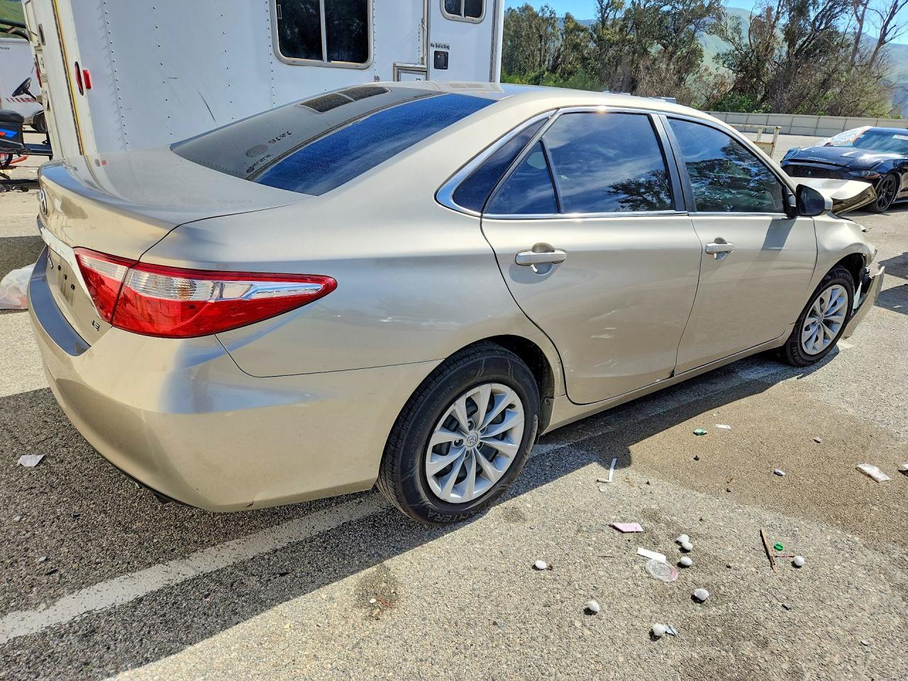 2017 Toyota Camry Le - Фото 3