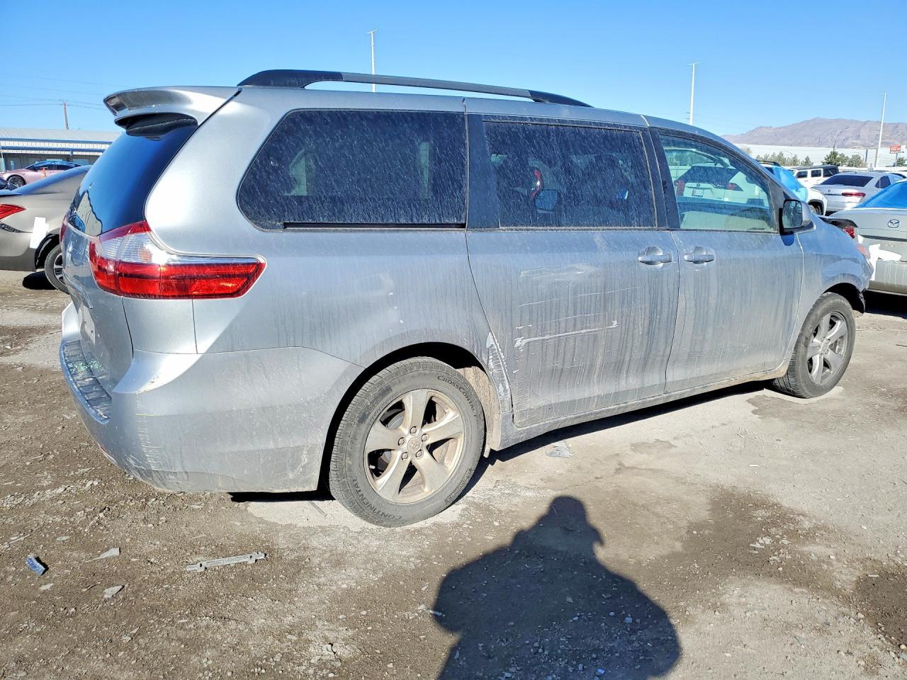 2015 Toyota Sienna Le - Image 3