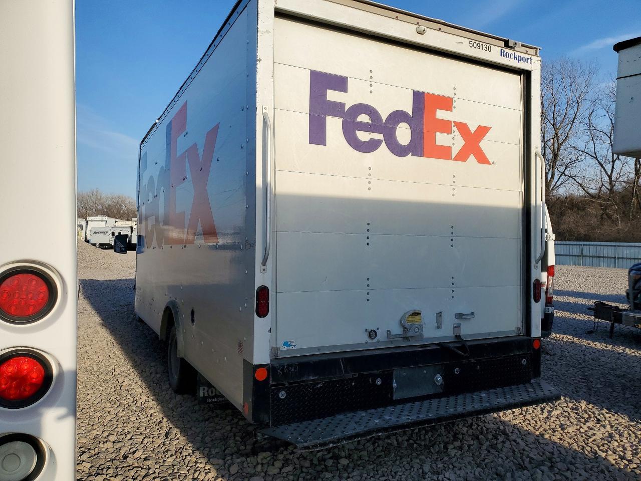 2023 GMC Savana Delivery Truck - Фото 2