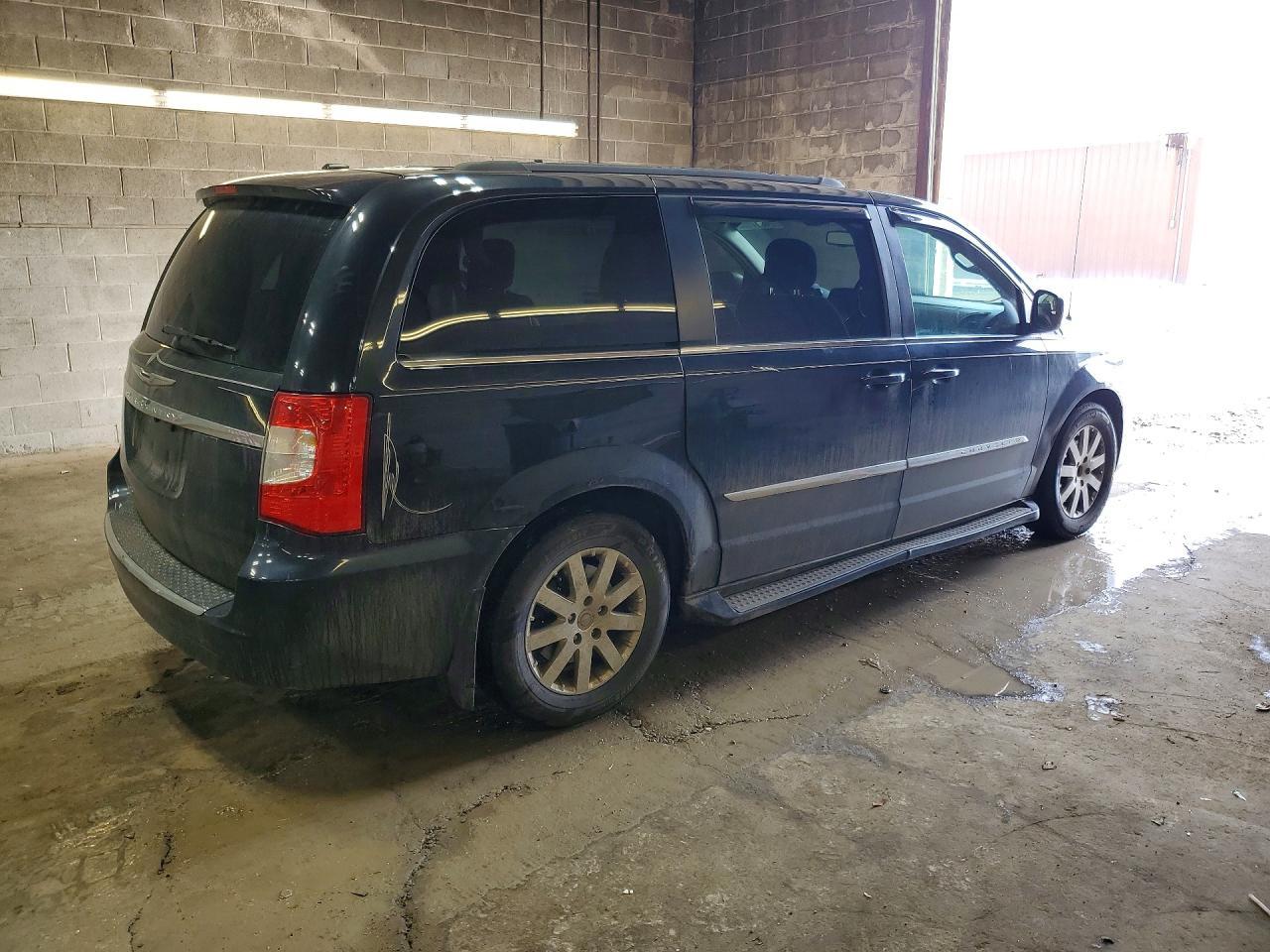 2012 Chrysler Town & Country Touring - Фото 3