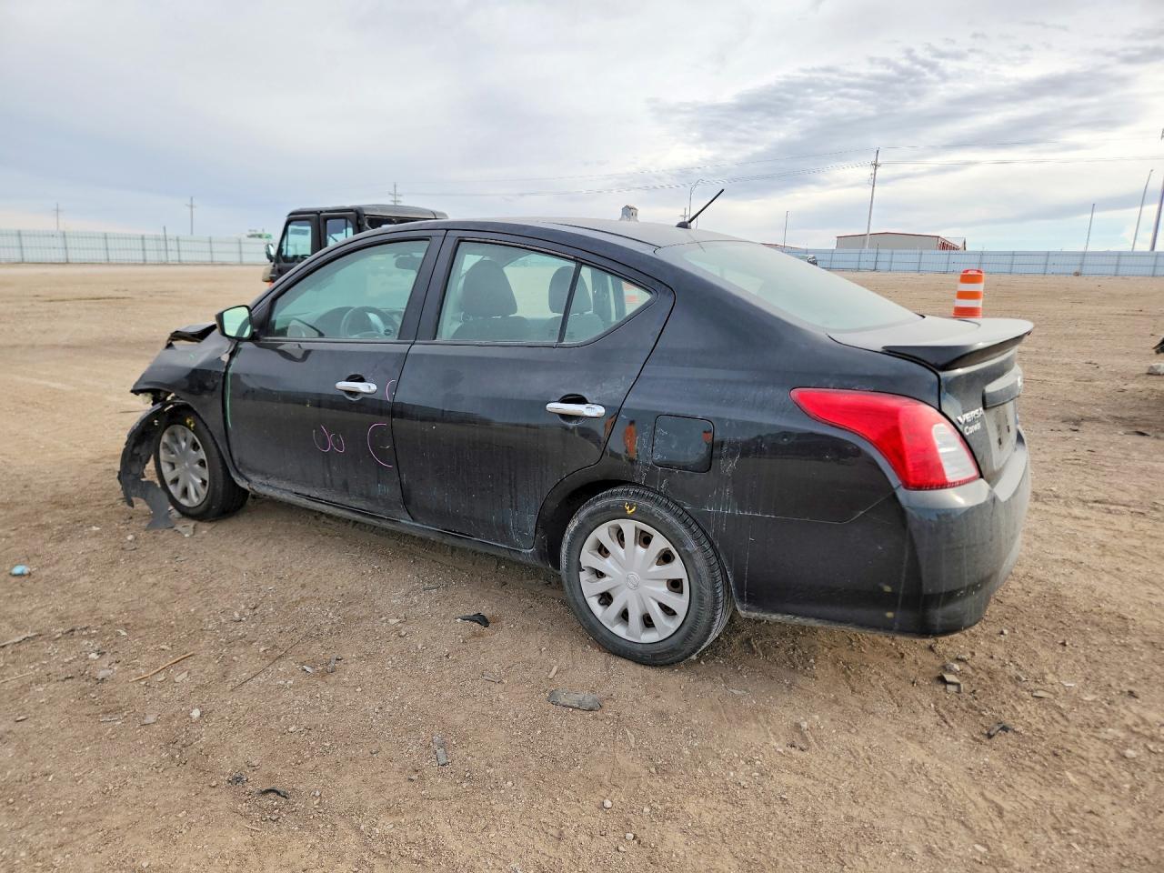 2016 Nissan Versa S - Фото 2