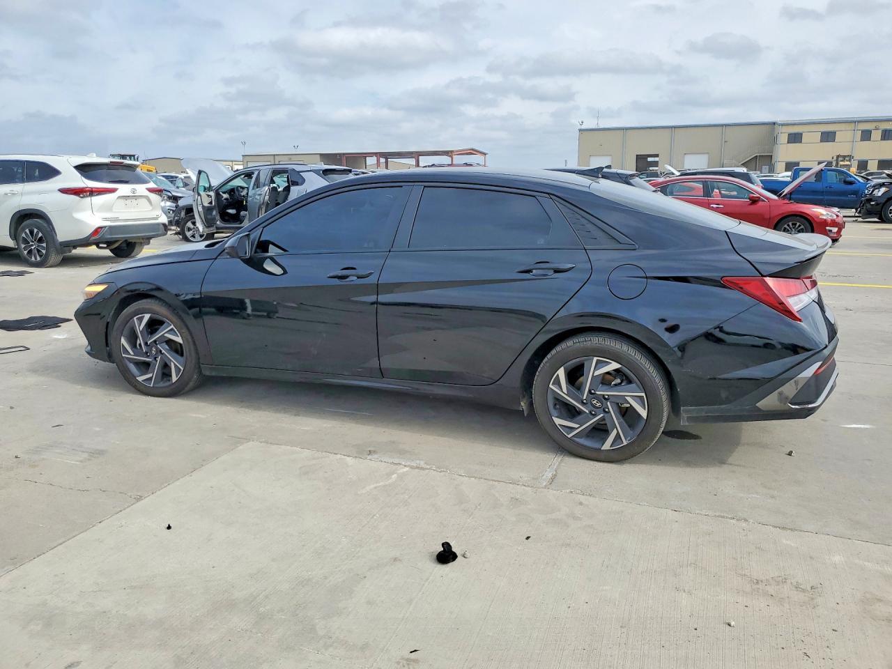 2025 Hyundai Elantra Sel Sport - Image 2