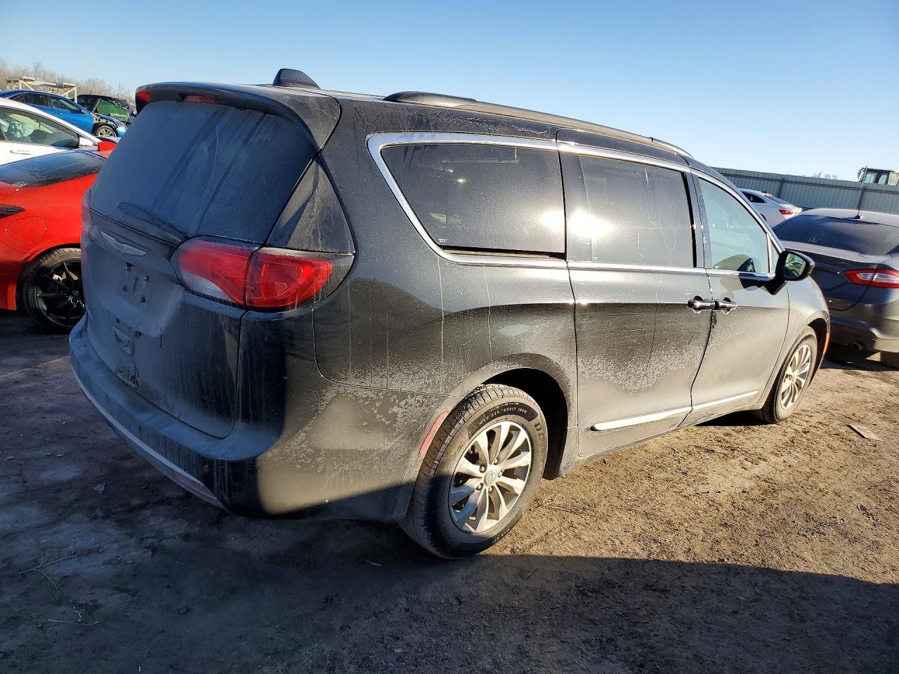 2017 Chrysler Pacifica Touring L - Фото 3
