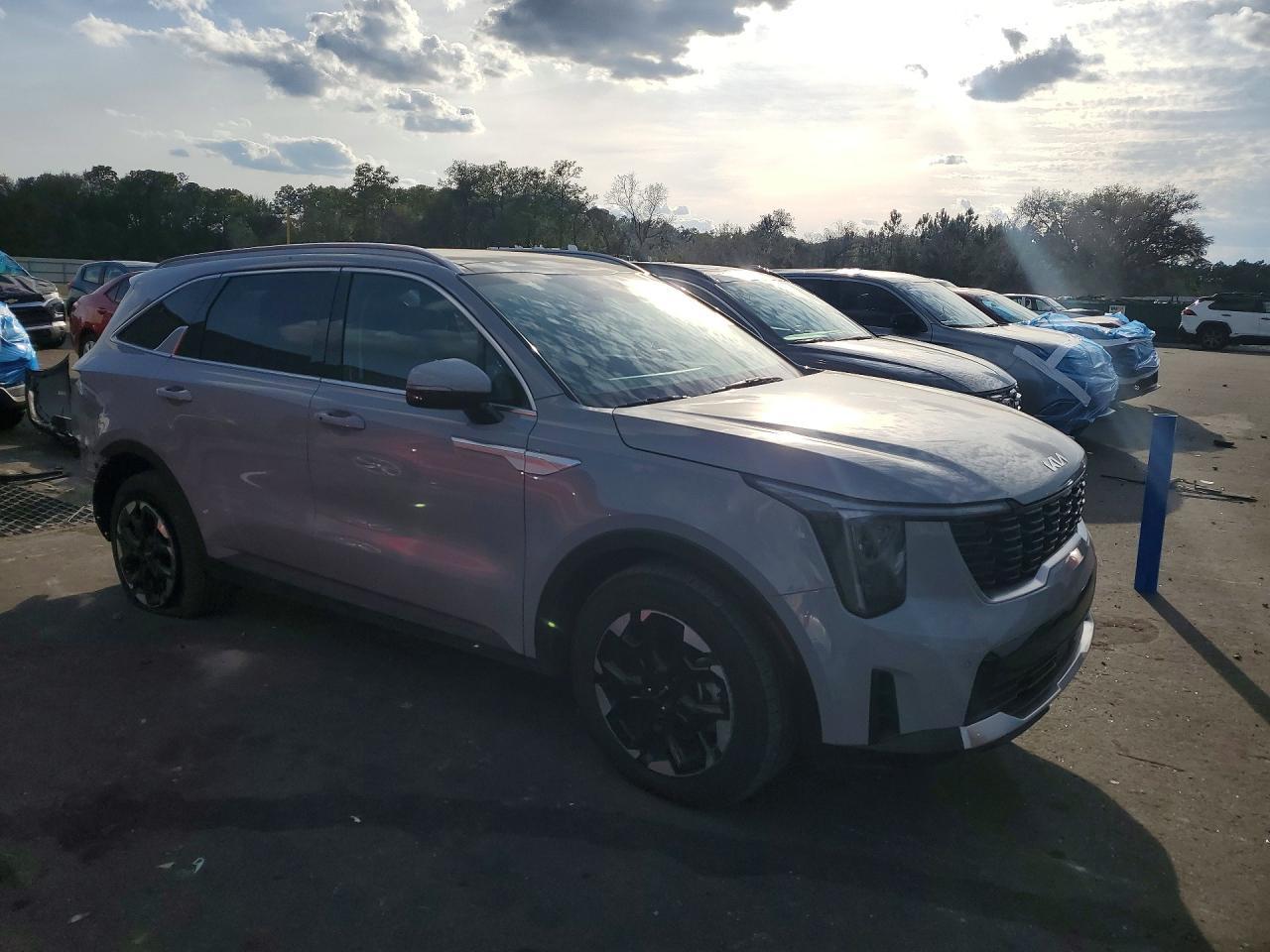 2025 Kia Sorento S - Image 4