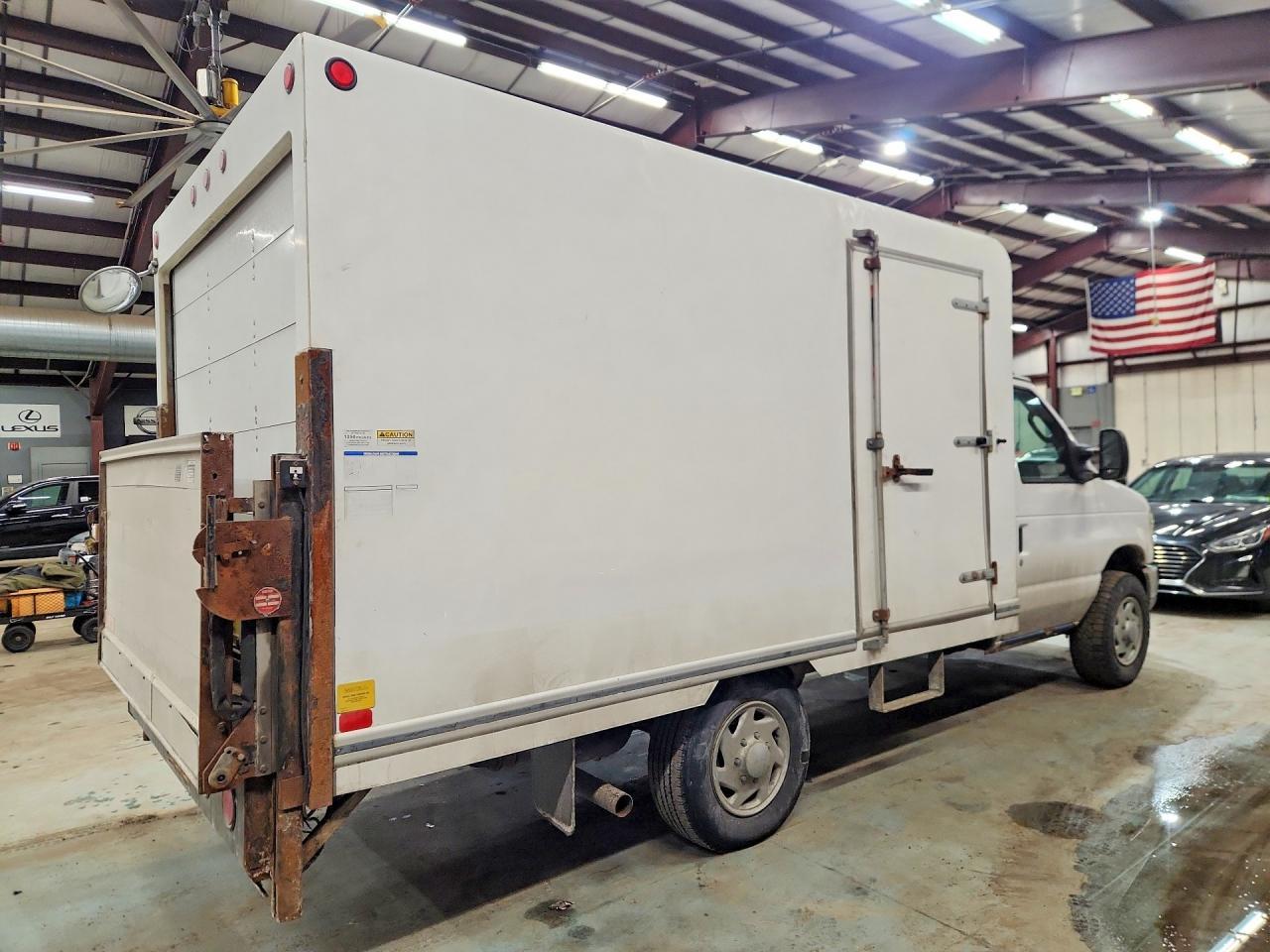 2011 Ford E350 Box Truck - Фото 3