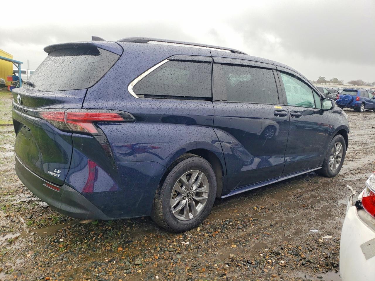 2022 Toyota Sienna Le - Image 3